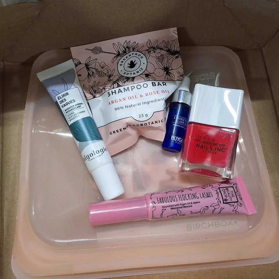 PALLET CONTAINING LARGE QUANTITY OF BIRCHBOX APRIL 2021 MONTHLY MAKEUP BOXES