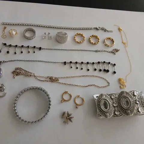 APPROXIMATELY 15 PIECES OF ASSORTED JEWELLERY  
