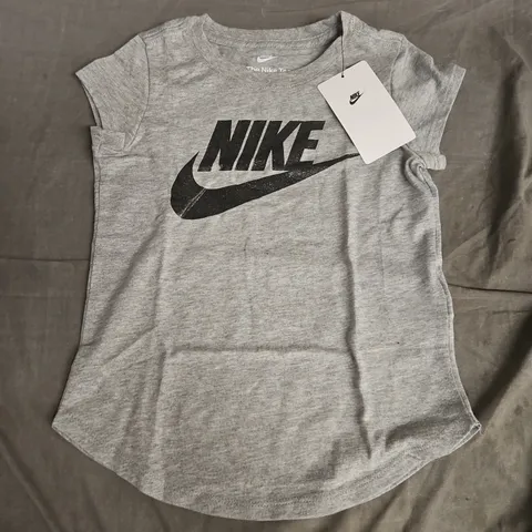 NIKE THE NIKE TEE GREY – KIDS’ T‑SHIRT UK 4–5 YEARS