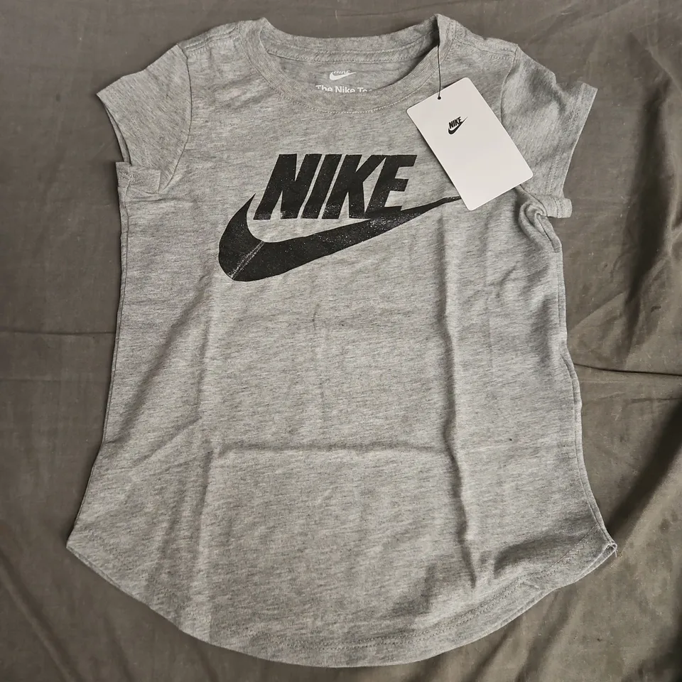 NIKE THE NIKE TEE GREY – KIDS’ T‑SHIRT UK 4–5 YEARS