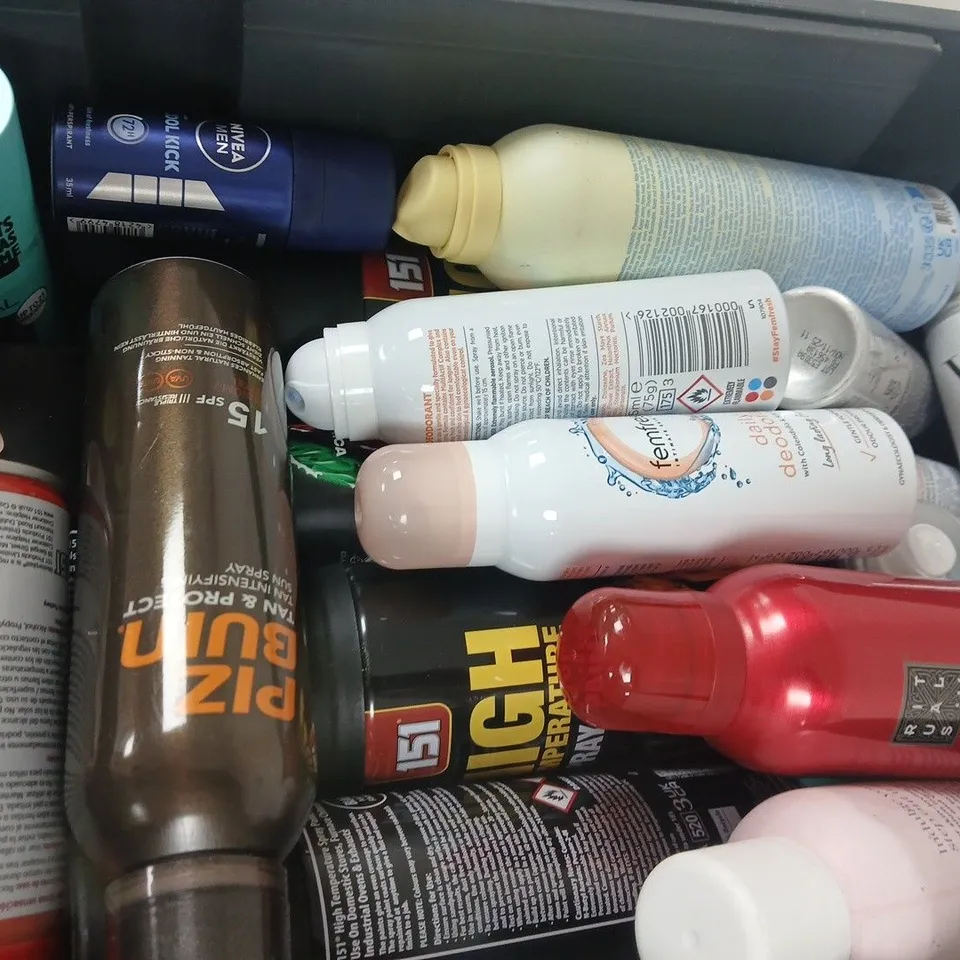 APPROXIMATELY 15 ASSORTED AEROSOLS TO INCLUDE 151 HIGH TEMPERATURE SPRAY PAINT, HEAT SPRAY, RITUALS SHOWER GEL, ETC