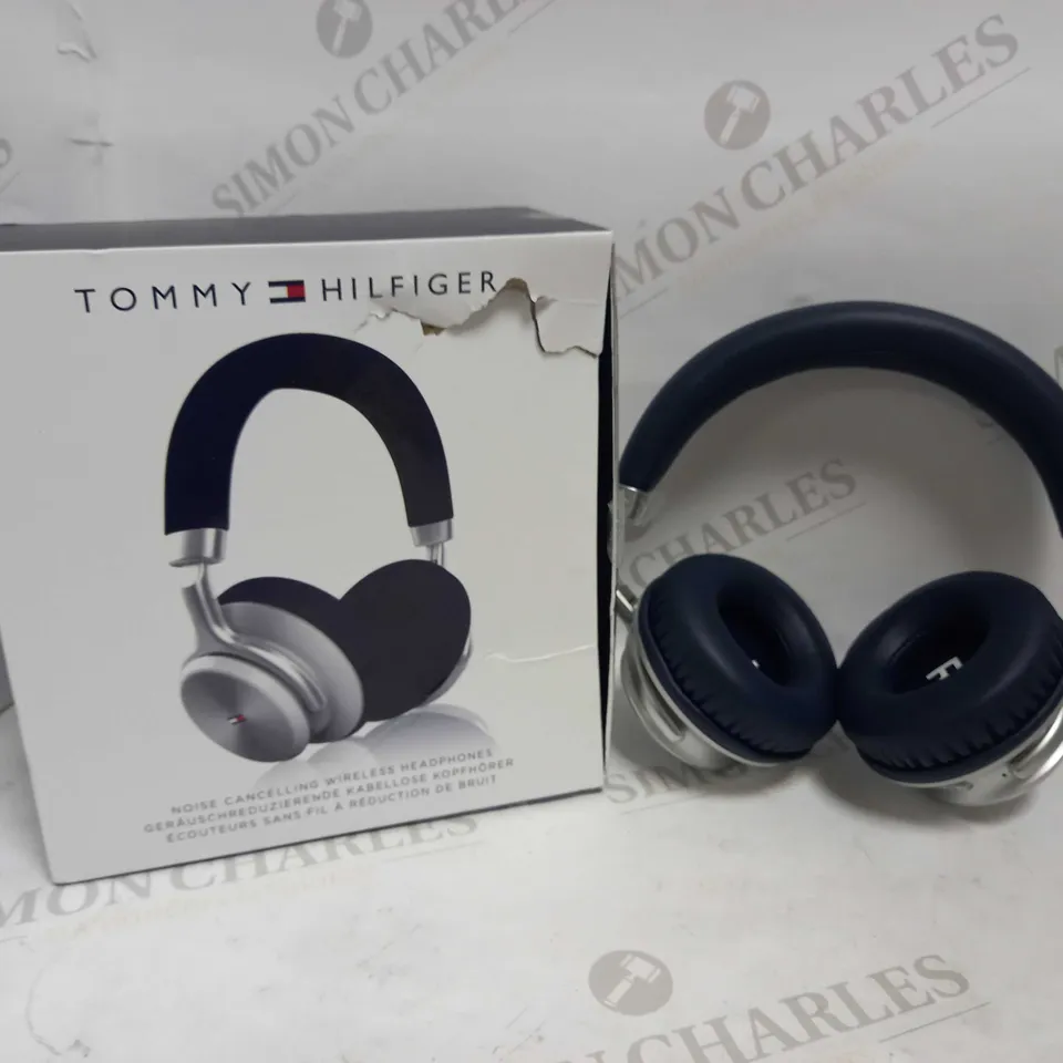 TOMMY HILFIGER NOISE CANCELLING HEADPHONES ON EAR IN NAVY  RRP £90