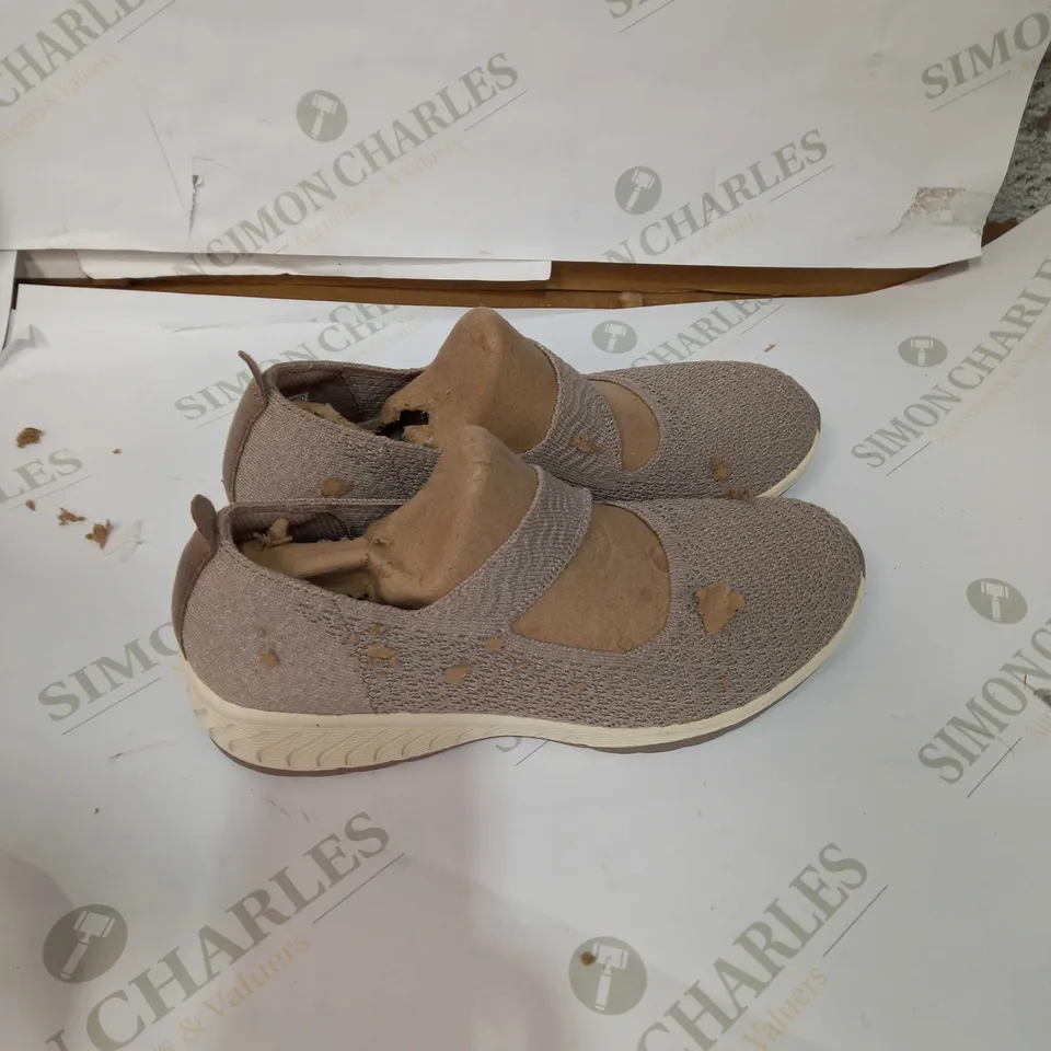 SKECHERS UP-LIFTED MARY JANE SHOE - SIZE UK 5