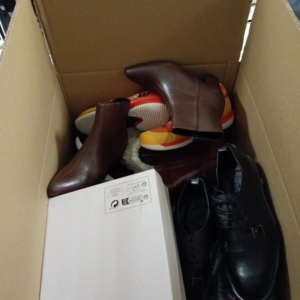BOX OF APPROXIMATELY 15 ASSORTED FOOTWEAR ITEMS TO INCLUDE SHOES, BOOTS, SLIPPERS ETC