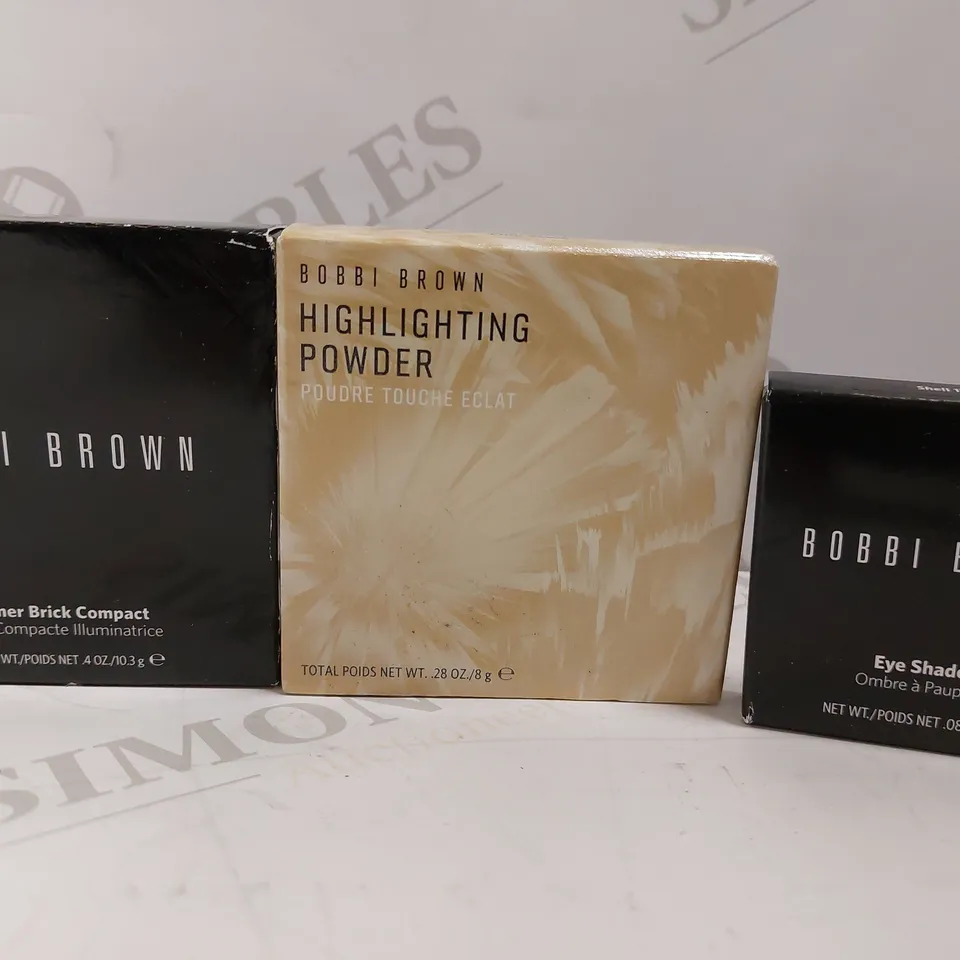 BOX OF 3 BOBBI BROWN ITEMS TO INCLUDE EYE SHADOW, SHIMMER BRICK COMPACT, HIGHLIGHTING POWDER