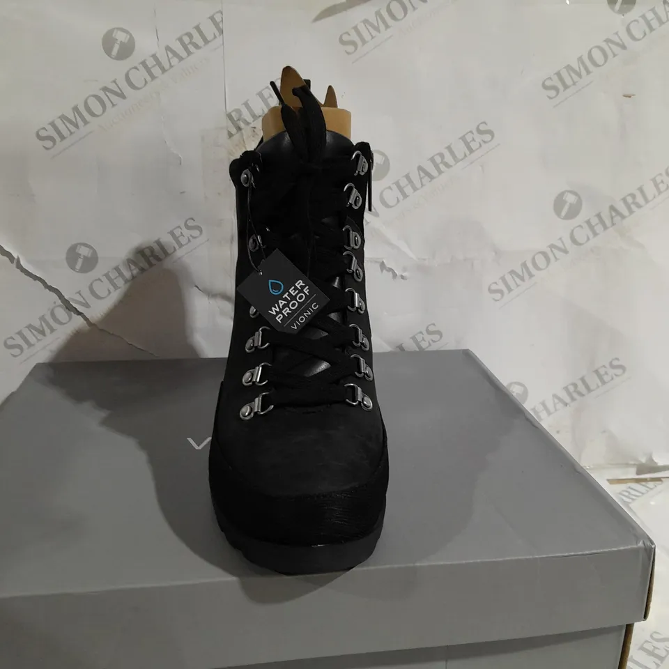 BOXED PAIR OF VIONIC SPENCER LACE UP BOOTS BLACK SIZE 6 1/2