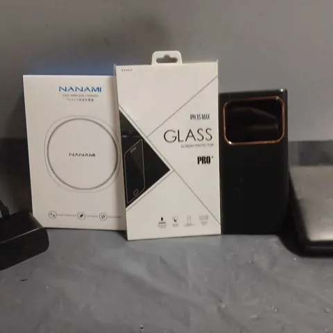 APPROXIMATELY 13 ASSORTED ITEMS TO INCLUDE - 10000MAH POWER BANK , NANAMI WIRELESS CHARGER , GLASS SCREEN PROTECTOR ETC