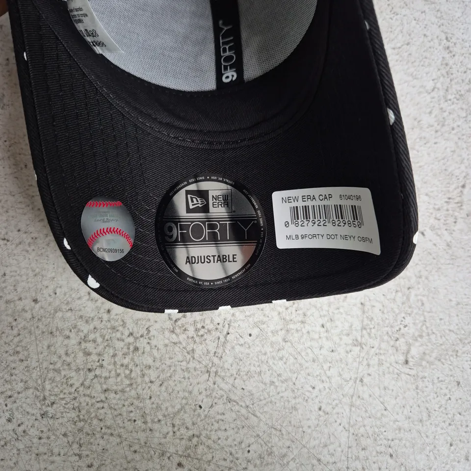 NEW ERA 9FORTY ADJUSTABLE BASEBALL CAP – BLACK WITH WHITE POLKA DOTS, NY LOGO