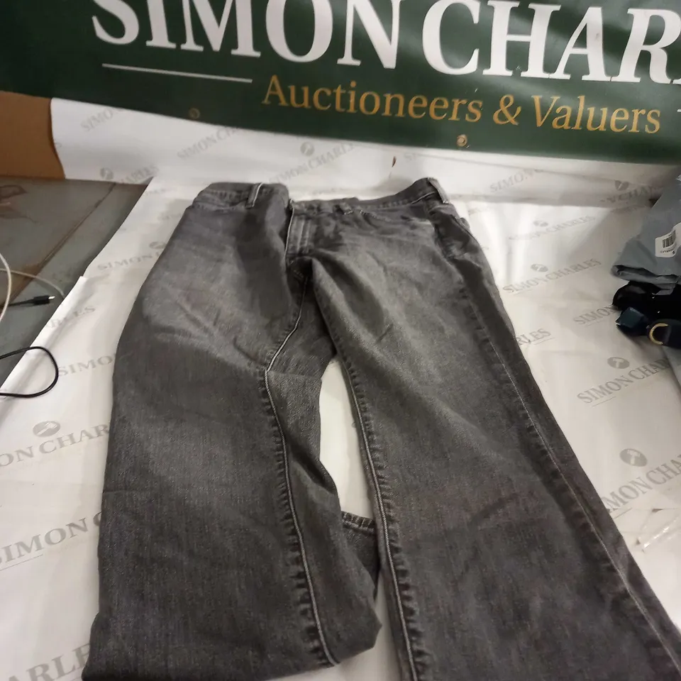 PAIR OF BEIGE LEVIS PREMIUM JEANS W36 W32