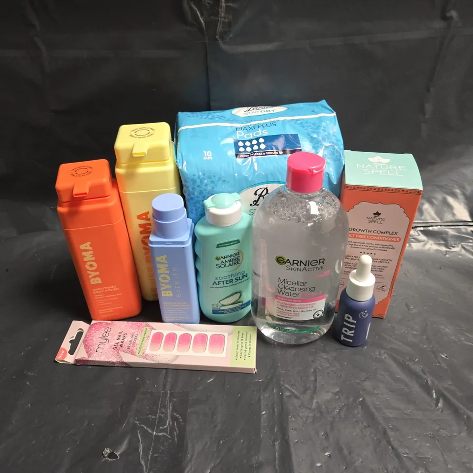 APPROXIMATEY 20 ASSORTED HEALTH AND BEAUTY PRODUCTS TO INCLUDE - BYOMA BODY POLISH - BOOTS MAXI PADS - TRIP DREAM DROPS - ETC
