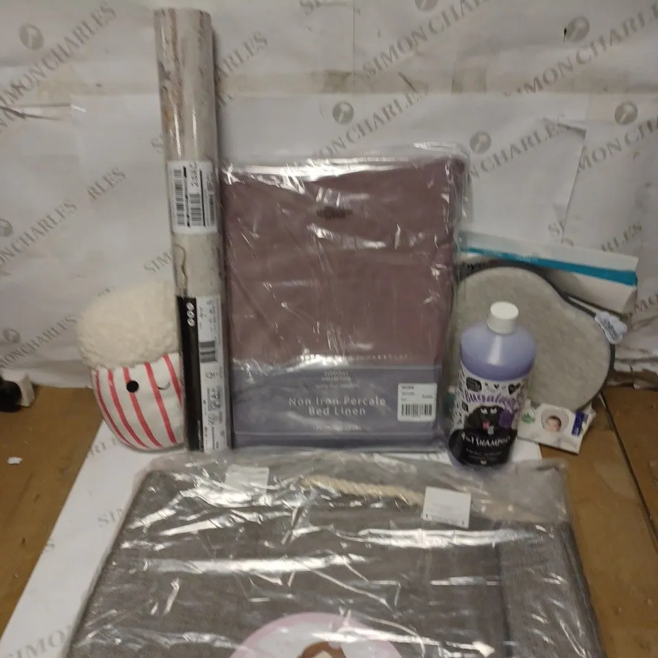 BOX OF APPROXIMATELY 15 ASSORTED HOUSEHOLD ITEMS TO INCLUDE BED LINEN, ART HOUSE WALLPAPER, BABY SOFT HEAD REST ETC 