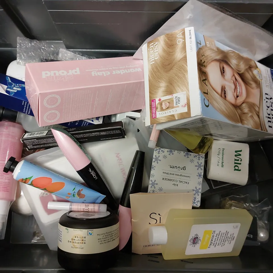 BOX OF APPROX 20 COSMETIC ITEMS TO INCLUDE SKIN PROUD FROZEN OVER HYDRATOR, ORIGINS SKIN REVIVAL, LOREAL ELVIVE BOND REPAIR HAIR BONDS
