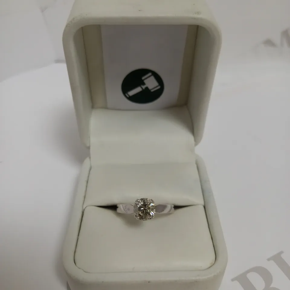 DESIGNER 18CT WHITE GOLD SOLITAIRE RING SET WITH A DIAMOND WEIGHING +-1.08CT