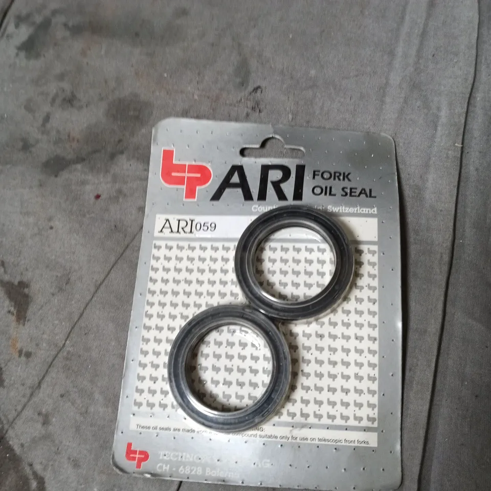 BOX OF APPROXIMATELY 12 ASSORTED AUTOMOTIVE ITEMS INCLUDING FORK OIL SEAL , CLIP ON GAS REGULATOR AND CAR BULBS