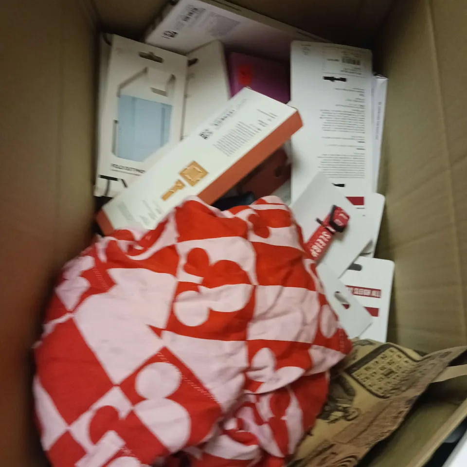 MEDIUM BOX OF APPROXIMATELY 20 ASSORTED HOUSEHOLD ITEMS TO INCLUDE PHONE CASES, PHONE STAND AND XMAS CARDS