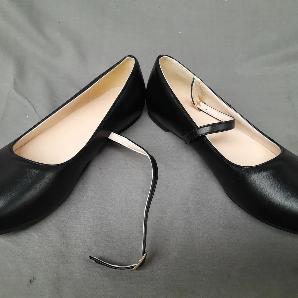 BOXED PAIR OF DESIGNER FLAT SHOES IN BLACK EU SIZE 42