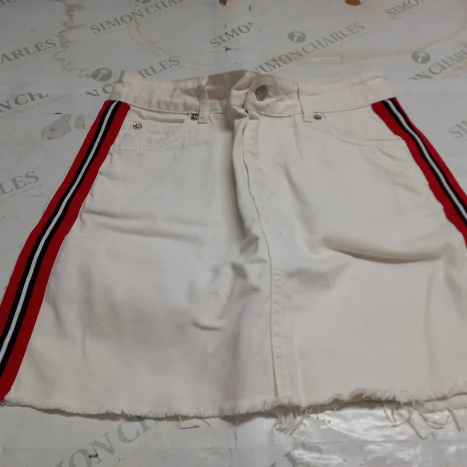 MOTO WHITE DENIM SHORTS SIZE 8
