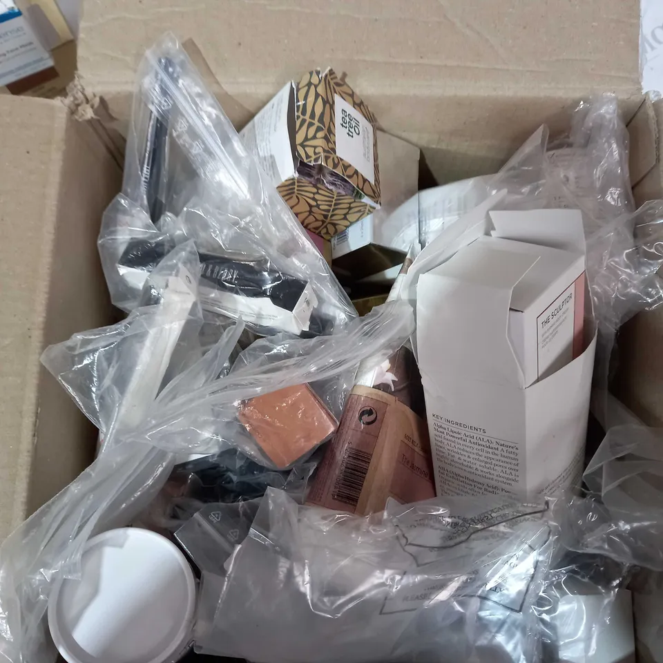 LOT OF APPROXIMATELY 20 COSMETIC AND BEAUTY ITEMS TO INCLUDE LAURA GELLER, BARE MINERALS, EYEKO LONDON ETC