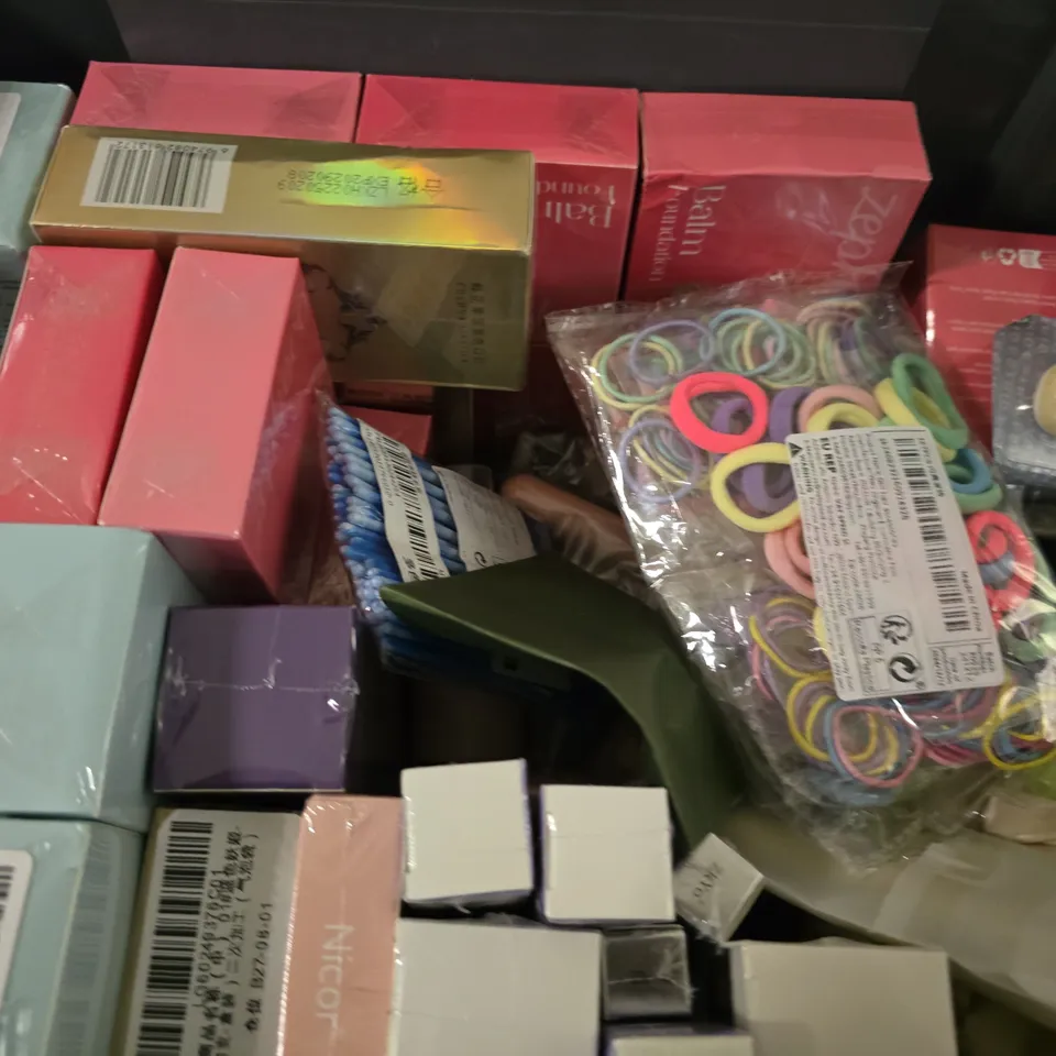 APPROXIMATELY 15 ASSORTED HEALTH & BEAUTY ITEMS TO INCLUDE - SUPREME CREME , ZEPHOCO BALM , TANNING BRUSH ETC