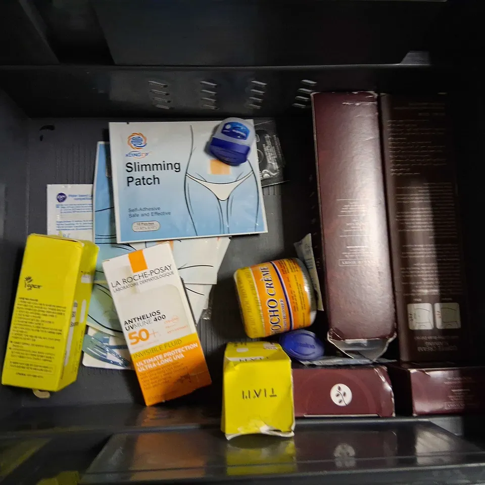 APPROXIMATELY 20 ASSORTED HEALTH AND BEAUTY PRODUCTS TO INCLUDE; VASELINE, RIMMEL, NO 7 AND STORM