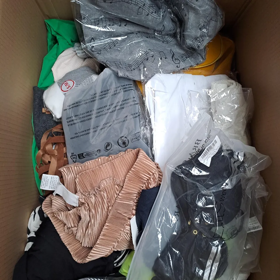 BOX OF APPROXIMATELY 25 ASSORTED CLOTHING ITEMS TO INCLUDE - DRESSES, SHIRTS, SKIRT, ETC 
