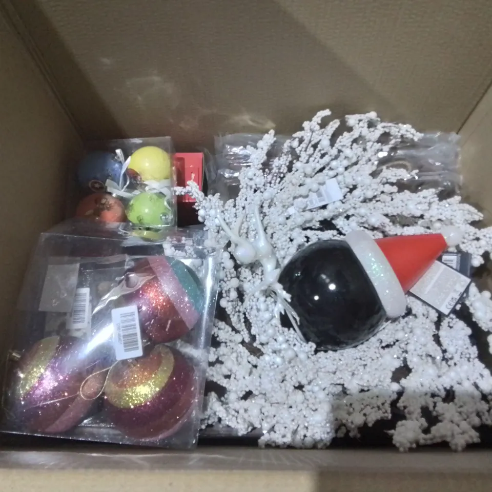 LARGE QUANTITY OF ASSORTED SEASONAL ITEMS TO INCLUDE STITCH TABLE MATS, VARIOUS BAUBLES AND WREATHS