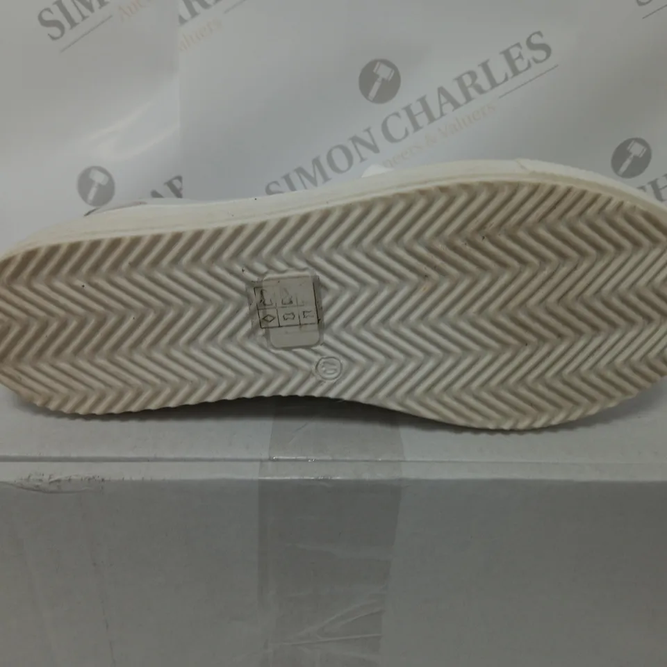 PAIR OF MODA IN PELLE ASINDA TRAINERS WHITE/SNAKE SIZE 7