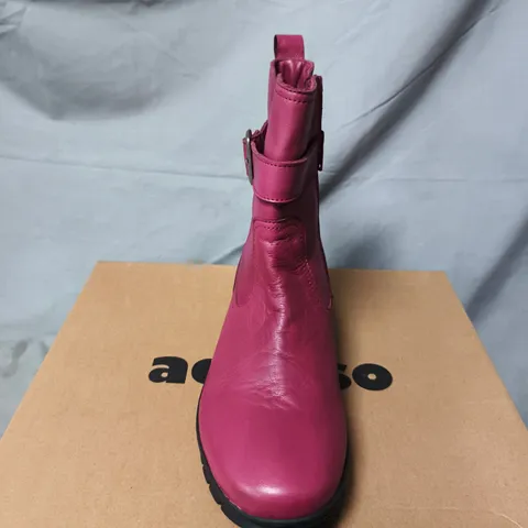 BOXED PAIR OF ADESSO WOMEN'S PINK LEATHER ANKLE BOOTS – UK 5