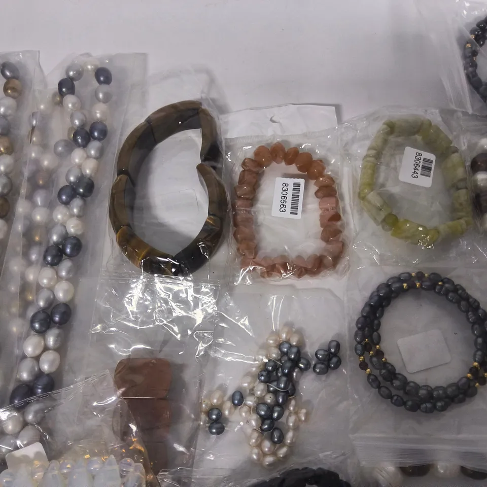 LOT OF 20 BRAND NEW FASHION BRACELETS IN VARIOUS STYLES AND SIZES