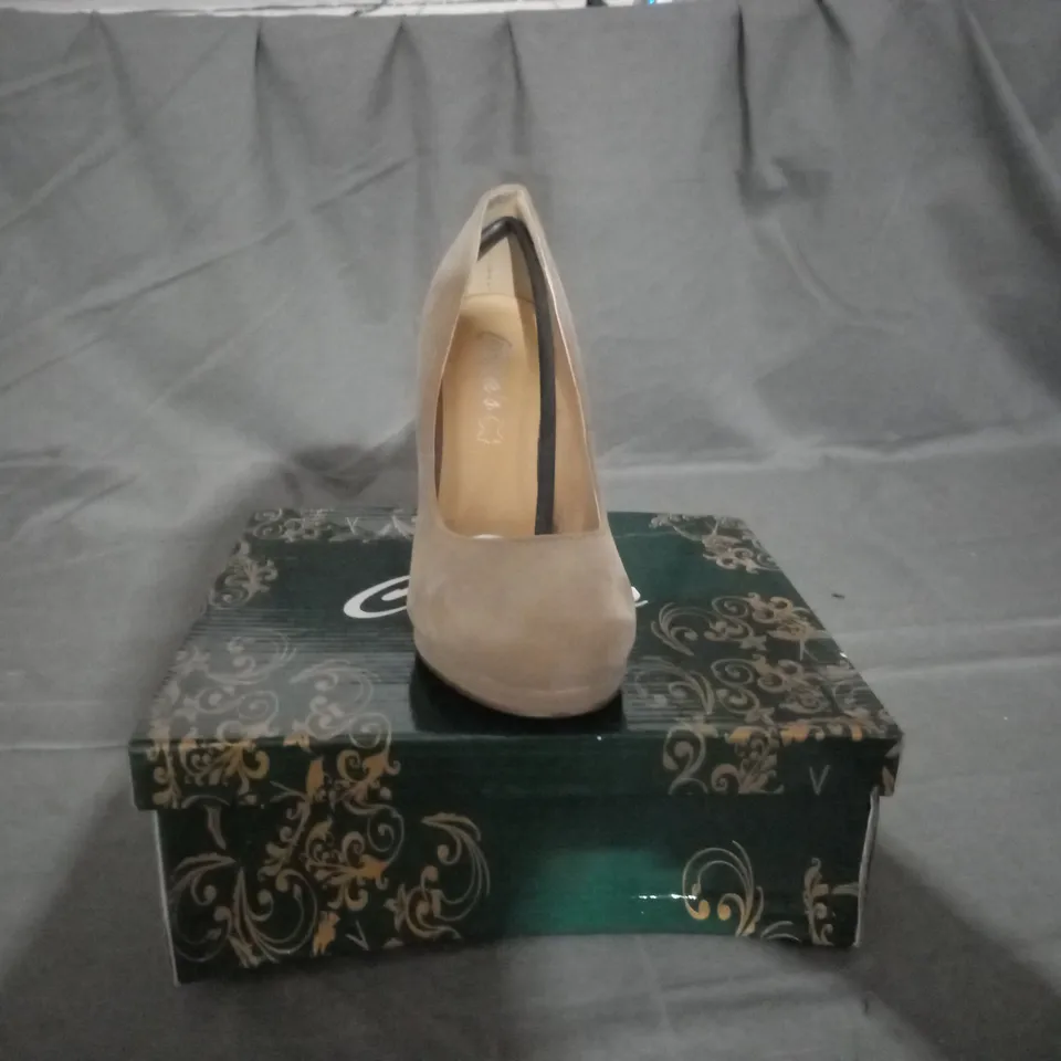 APPROXIMATELY 10 BOXED PAIRS OF CLARA'S BLOCK HEELED SHOES IN CAMEL VARIOUS SIZES TO INCLUDE SIZE 36EU 