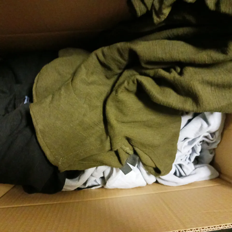 BOX OF APPROXIMATELY 10 ASSORTED CLOTHING AND FASHION ITEMS IN VARIOUS STYLES, SIZES, AND COLOURS / COLLECTION ONLY 