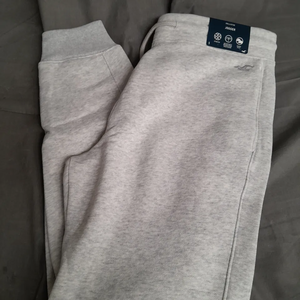 HOLLISTER JOGGERS IN WHITE - SMALL