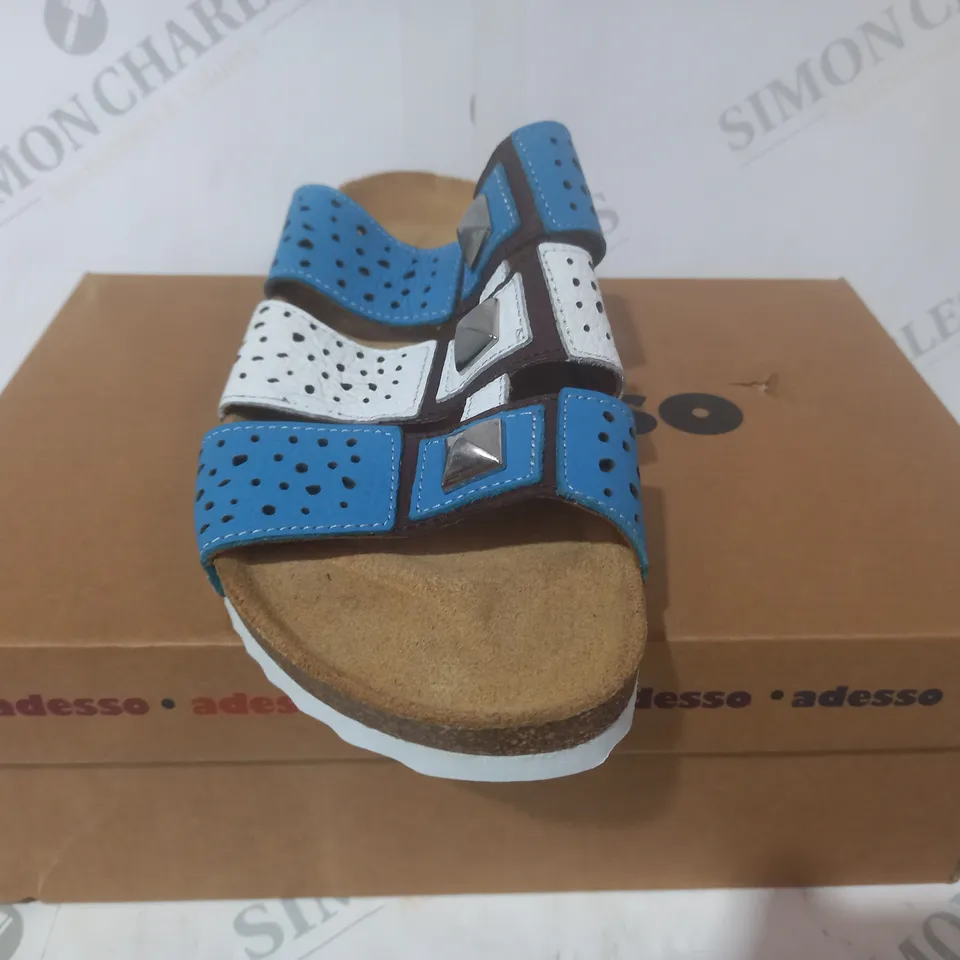 BOXED PAIR OF ADESSO OPEN TOE SANDALS IN BLUE/WHITE SIZE 7