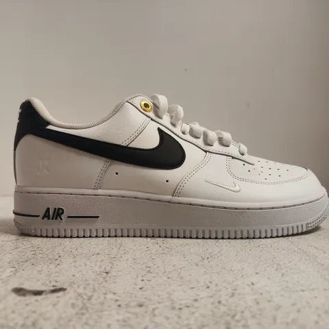 PAIR OF NIKE AIR FORCE 1 TRAINERS IN WHITE/BLACK SIZE UK 8