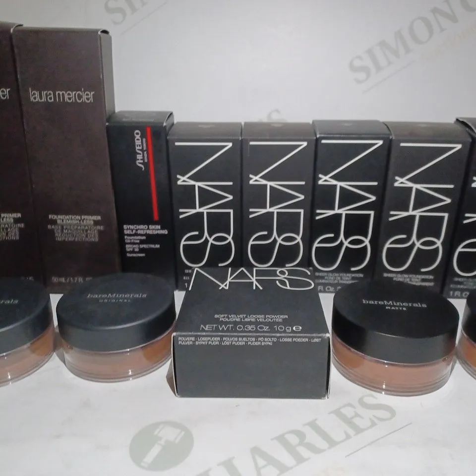 BOX OF APPROX 10 ASSORTED BEAUTY PRODUCTS TO INCLUDE NARS LOOSE POWDER #SNOW, BAREMINERALS MATTE FOUNDATION #WARM DARK 28, SHISEIDO FOUNDATION #ROSEWOOD, ETC 