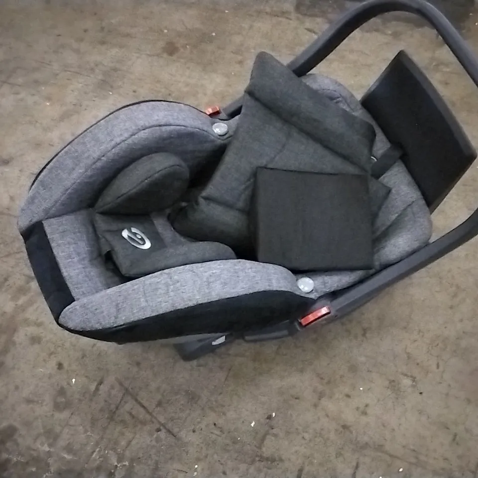OYSTER CAPSULE GREY ISOFIX BABY CAR SEAT