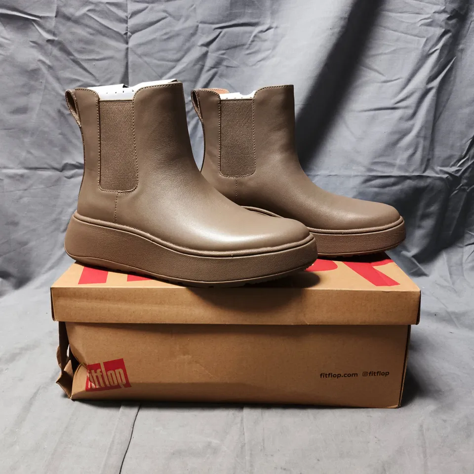 BOXED PAIR OF FITFLOP FLATFORM CHELSEA BOOTS IN MINKY GREY SIZE UK 5