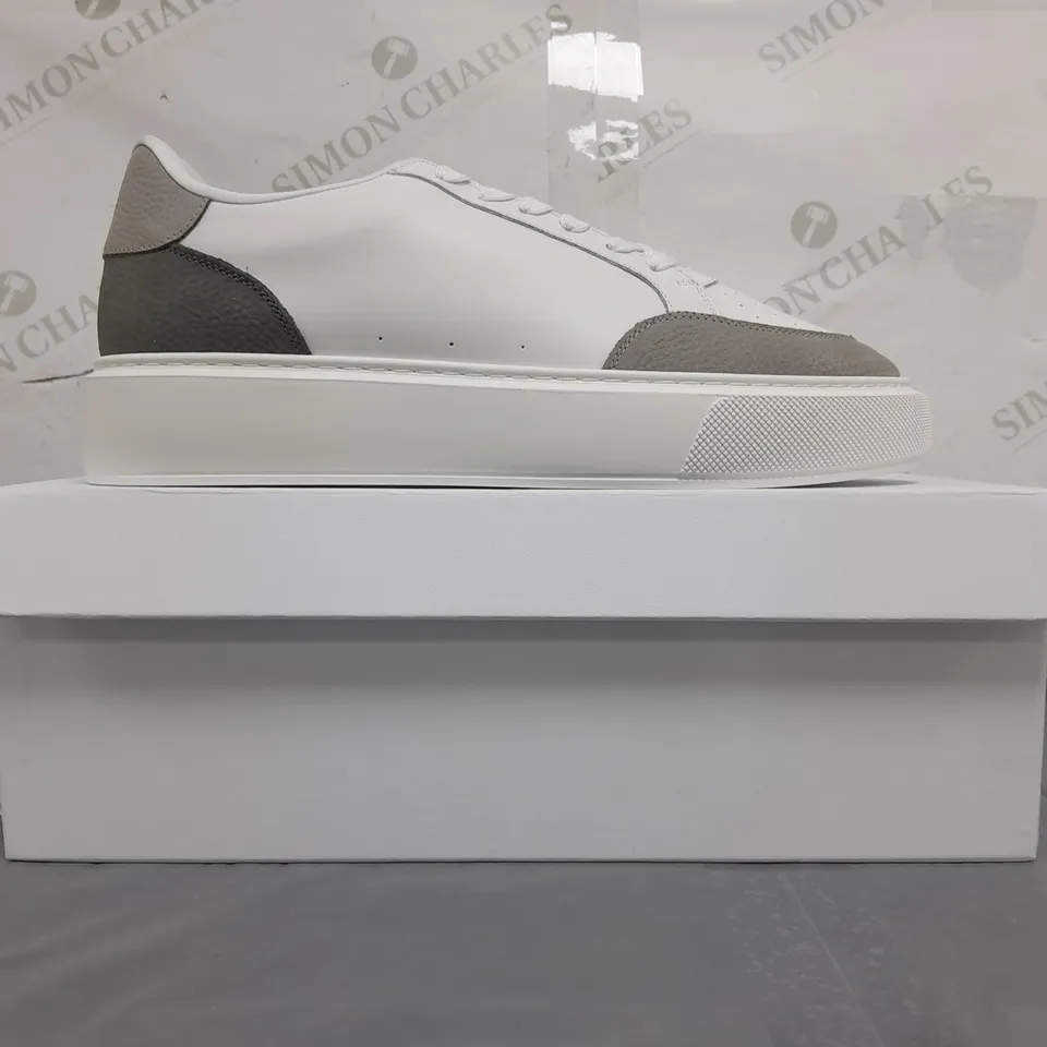 BOXED PAIR OF ARNE COURT TRAINERS 2.0 IN WHITE UK SIZE 10