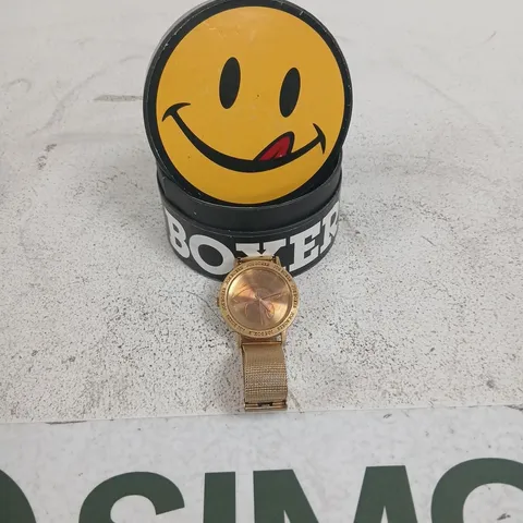 JOE BOXER GOLD TONE MESH BRACELET WATCH β ROUND CASE WITH LOGO BEZEL