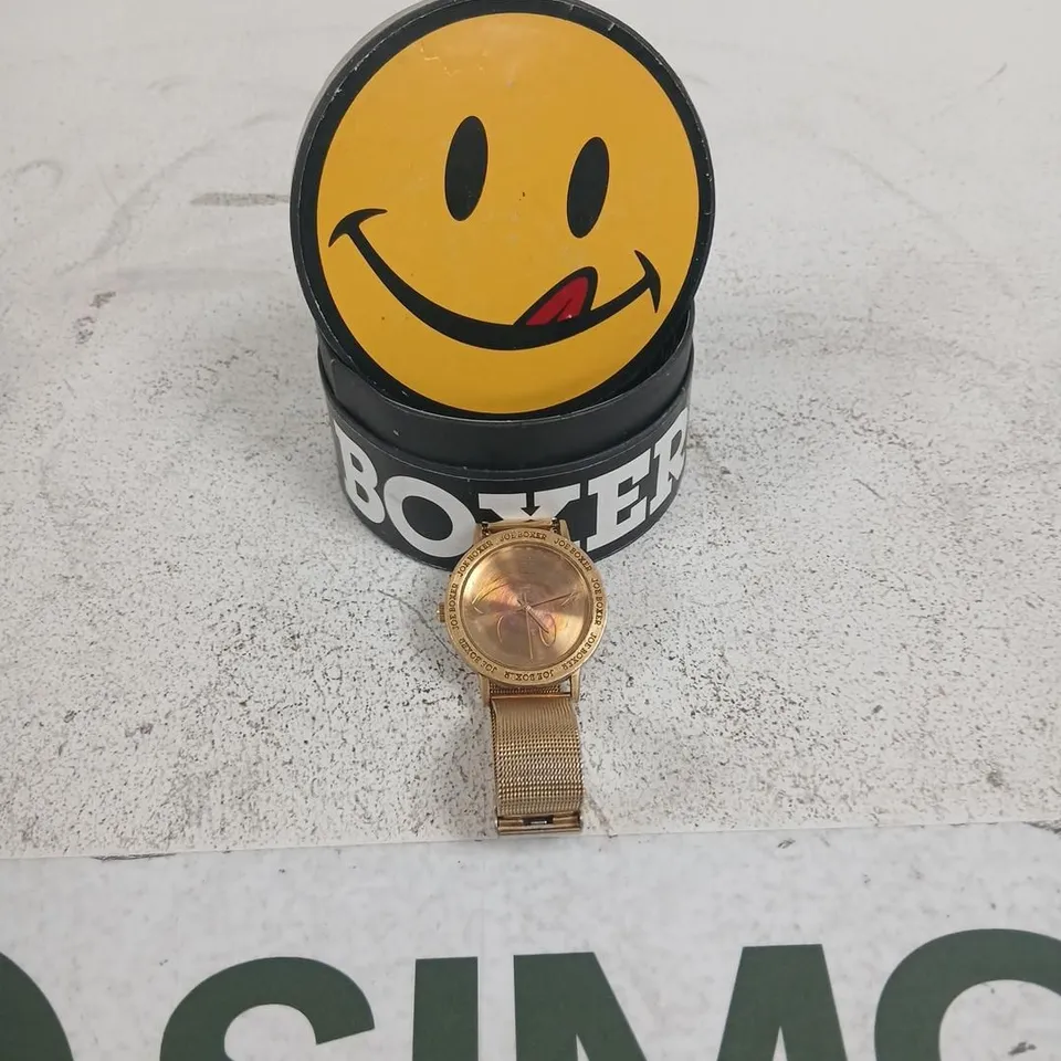 JOE BOXER GOLD TONE MESH BRACELET WATCH – ROUND CASE WITH LOGO BEZEL 