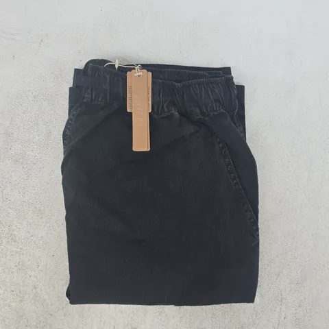 SKINS WOVEN CARGO SHORTS IN BLACK SIZE MEDIUM