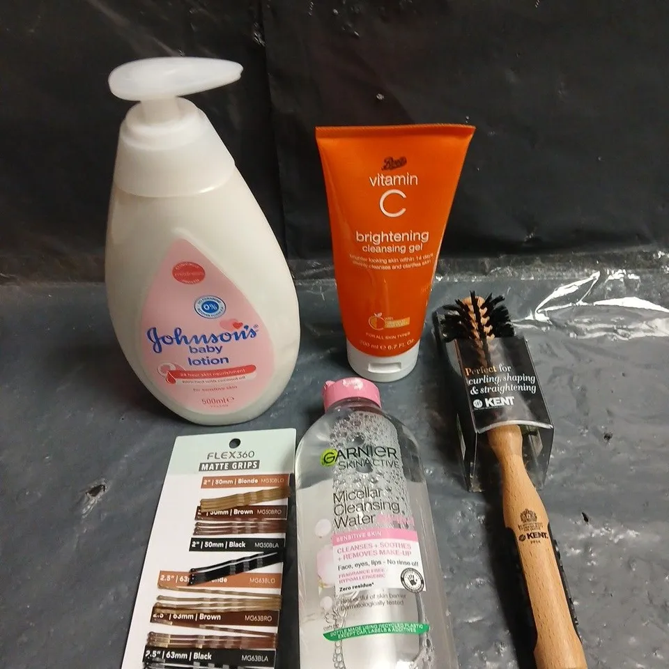 APPROXIMATELY 15 ASSORTED HEALTH & BEAUTY PRODUCTS TO INCLUDE JOHNSON'S BABY LOTION, BRIGHTENING GEL, KENT HAIR BRUSH ETC 