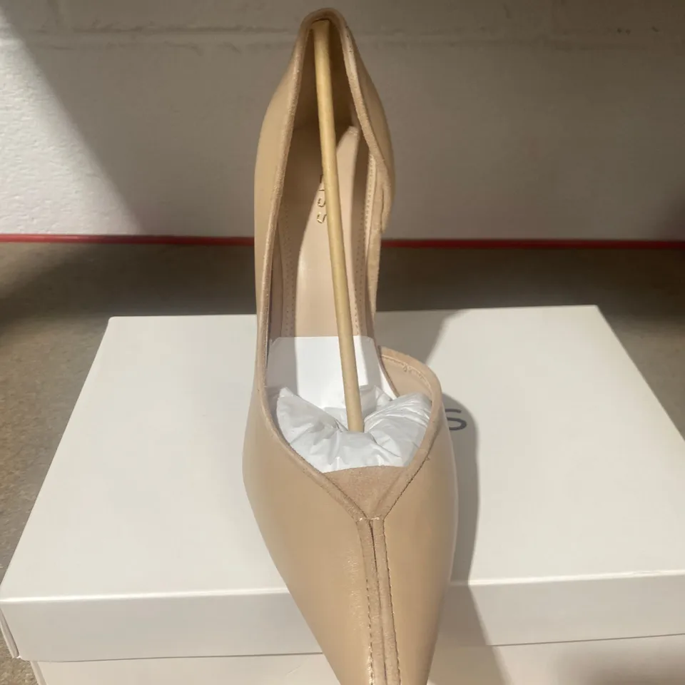 BOXED PAIR OF REISS BAINES POINTED COURT SHOES SIZE 41