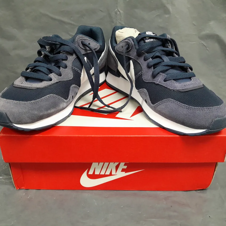 BOXED PAIR OF NIKE VENTURE RUNNER TRAINERS IN NAVY/WHITE UK SIZE 6.5