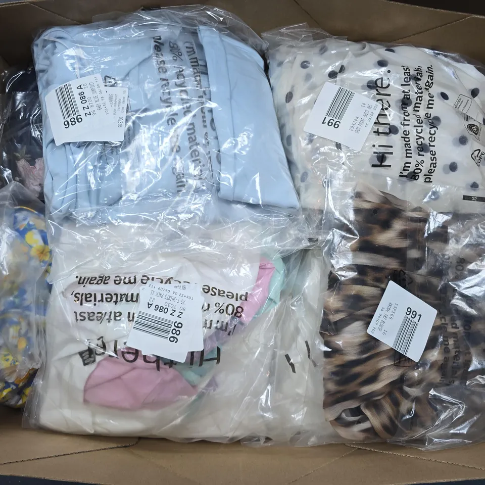 APPROXIMATELY 25 ASSORTED CLOTHING ITEMS IN VARIOUS SIZES, STYLES & SIZES TO INCLUDE 3D PRINT DRESS , BABY BLUE JUMPSUIT , CAPRI LEGGINGS , ETC - COLLECTION ONLY