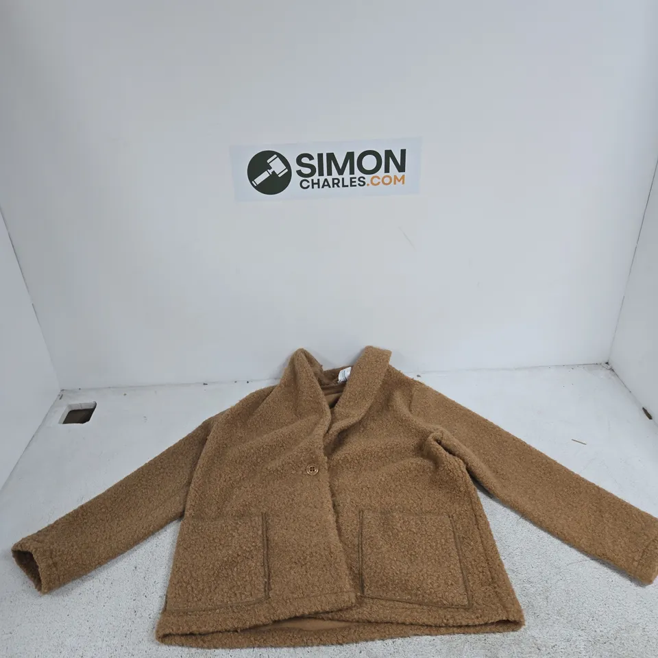 BOX OF APPROXIMATELY 20 ASSORTED CLOTHING TO INCLUDE: KIM AND CO FLUFFY COAT