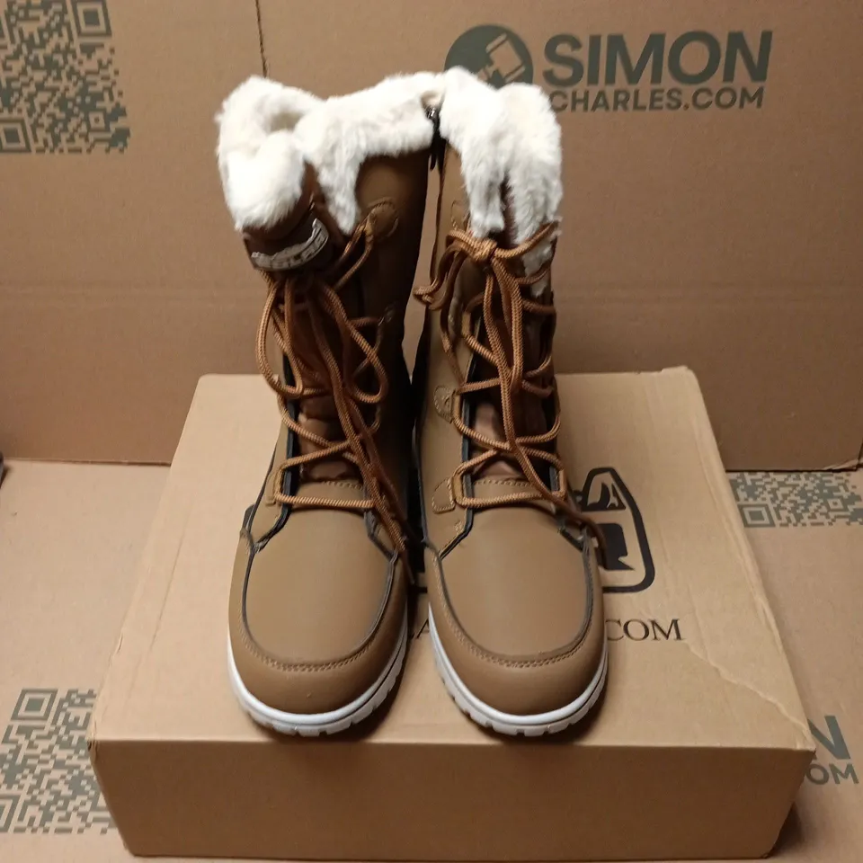 BOXED PAIR OF POLAR WOMENS QUILTED OUTDOOR BOOTS IN TAN - UK 8