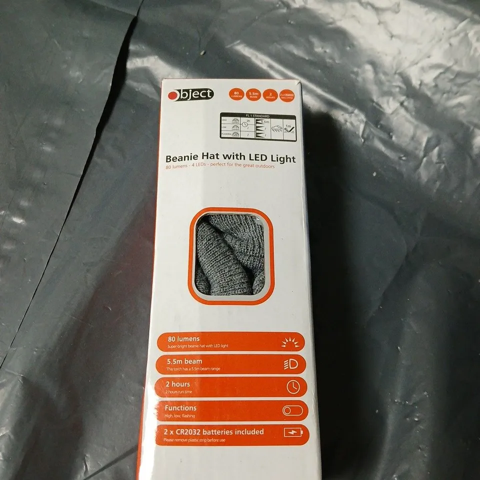 BOX OF APPROXIMATELY 50 ASSORTED ITEMS INCLUDING IN CAR MAGNETIC MOUNT , FRUIT FUSION BOTTLE AND BEANIE HAT WITH LED LIGHT 