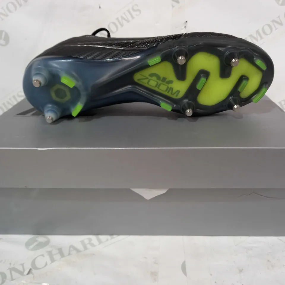 BOXED PAIR OF NIKE ZOOM VAPOR 15 ELITE FOOTBALL BOOTS IN BLACK UK SIZE 8.5