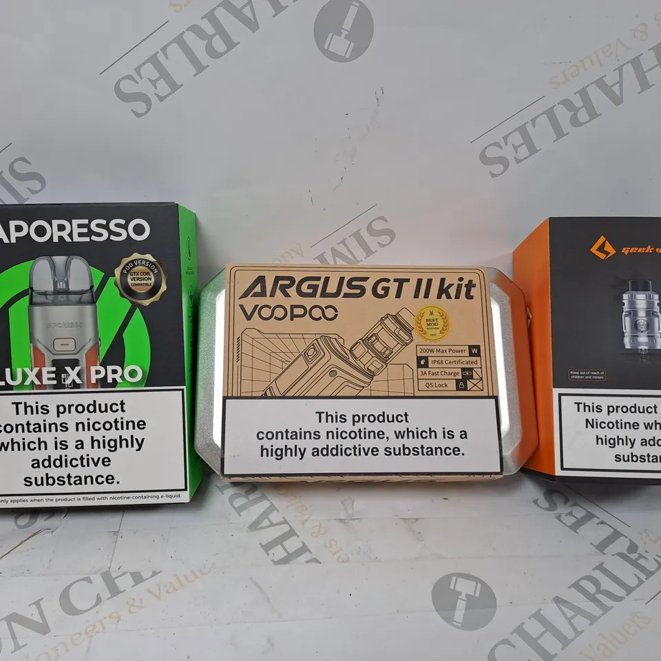 APPROXIMATELY 20 VAPES & E-CIGARETTES TO INCLUDE - GEEK VAPE Z - VAPORESSO LUXE X PRO - ARGUS GT II KIT ECT